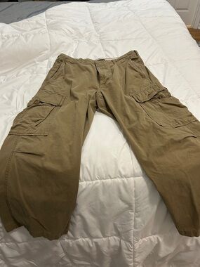 Banana Republic Men's Cargo Pants in Olive/Tan